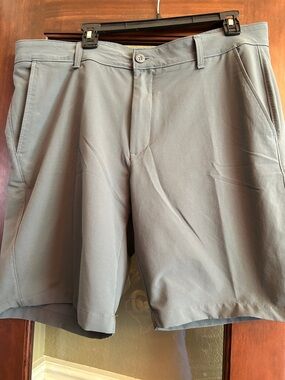 Men's Under Armour Gray Performance Shorts       Size 28. #189